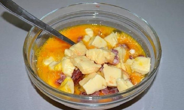 
Омлет с сыром на сковороде &mdash; 7 пошаговых рецептов с добавками с фотографиями	