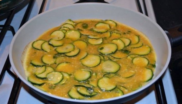 Омлет на сковороде с сыром — 5 рецептов с овощами
Омлет на сковороде с сыром — 5 рецептов с овощами