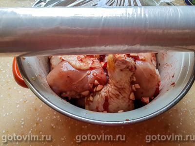 Куриные ножки в духовке, запеченные с чесноком, клюквой и медом