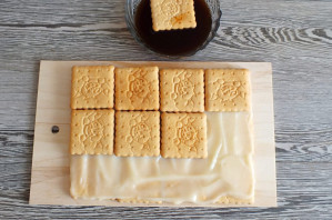 Торт из галетного печенья без выпечки