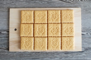 Торт из галетного печенья без выпечки