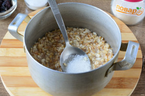 Овсяная каша с изюмом