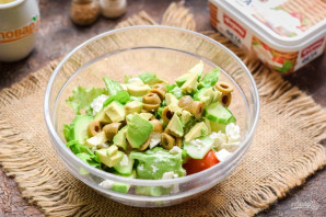 Салат с авокадо и оливками