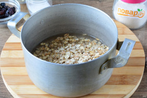 Овсяная каша с изюмом