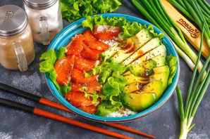 Боул с лососем и авокадо Боул с лососем и авокадо