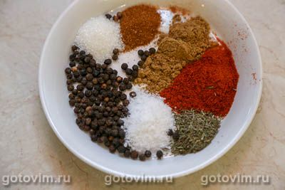 Cвиная грудинка, запеченная с пряной смесью в фольге