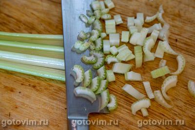 Салат из курицы с черносливом и сельдереем