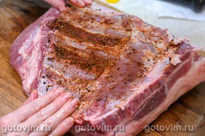 Cвиная грудинка, запеченная с пряной смесью в фольге