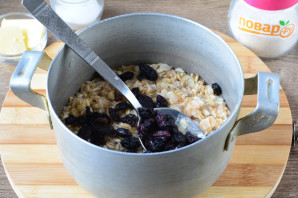 Овсяная каша с изюмом
