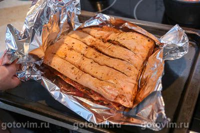 Cвиная грудинка, запеченная с пряной смесью в фольге