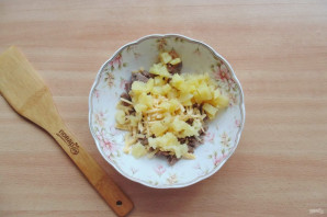 Салат с языком и ананасом