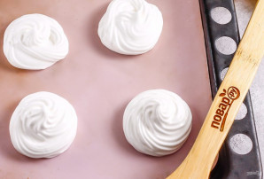 Пирожное из безе с кремом