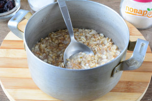 Овсяная каша с изюмом