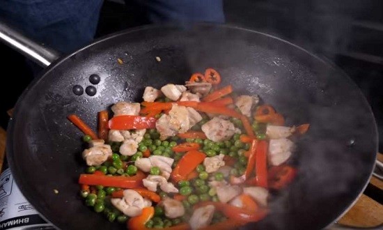 
Как приготовить жареный рис с овощами и яйцом на сковороде вкусно по простым рецептам	