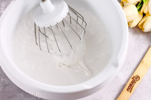 Пирожное из безе с кремом