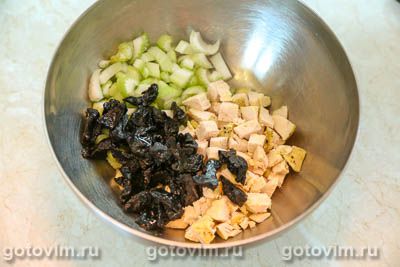 Салат из курицы с черносливом и сельдереем
