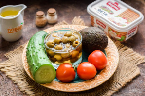 Салат с авокадо и оливками