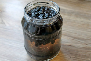 Моченая черноплодная рябина