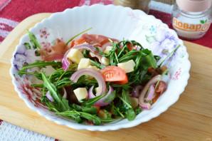 Салат с хамоном и рукколой Салат с хамоном и рукколой