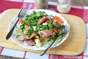 Салат с хамоном и рукколой Салат с хамоном и рукколой