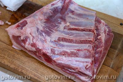 Cвиная грудинка, запеченная с пряной смесью в фольге