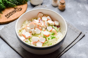 Салат с креветками, крабовыми палочками и пекинской капустой