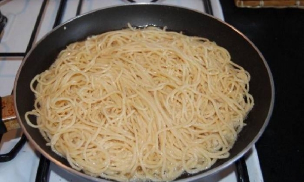 
Омлет с сыром на сковороде &mdash; 7 пошаговых рецептов с добавками с фотографиями	