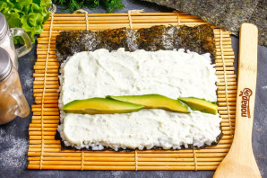 Роллы с курицей и авокадо