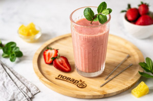 Смузи из клубники и консервированного ананаса Смузи из клубники и консервированного ананаса