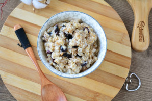 Овсяная каша с изюмом