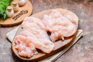 Курица в пергаменте на сковороде