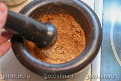 Cвиная грудинка, запеченная с пряной смесью в фольге