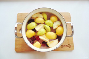 Компот из ежевики и яблок