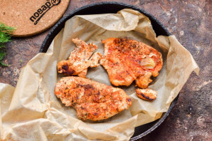 Курица в пергаменте на сковороде