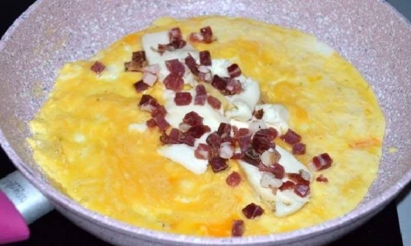 
Омлет с сыром на сковороде &mdash; 7 пошаговых рецептов с добавками с фотографиями	