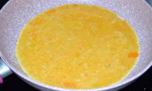 
Омлет с сыром на сковороде &mdash; 7 пошаговых рецептов с добавками с фотографиями	