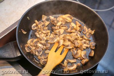 Круассаны из готового слоеного теста с курицей и грибами