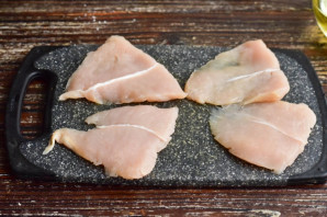 Медальоны из индейки в кунжуте