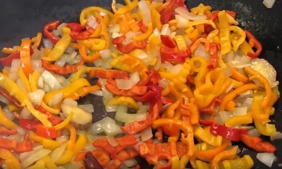 
Как приготовить жареный рис с овощами и яйцом на сковороде вкусно по простым рецептам	