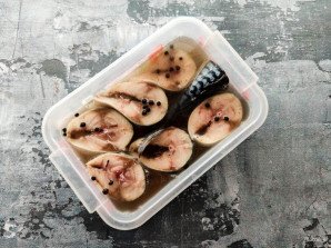 Маринованная скумбрия с луком за 2 часа
