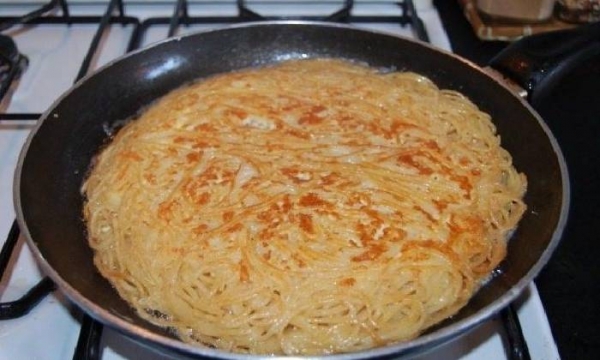 
Омлет с сыром на сковороде &mdash; 7 пошаговых рецептов с добавками с фотографиями	