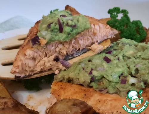 Нежное филе лосося с топпингом из авокадо