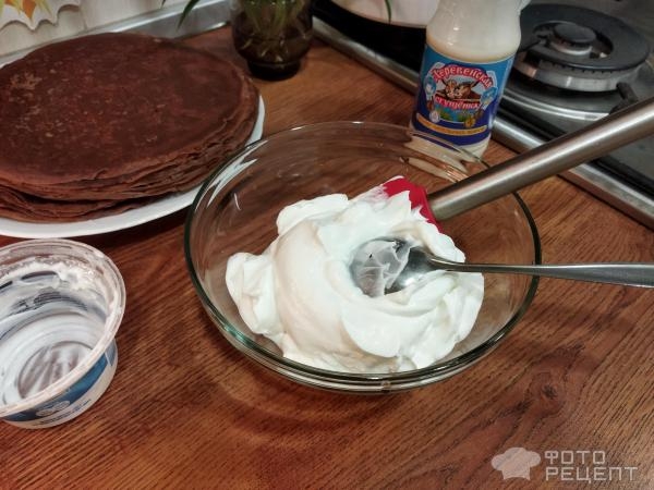 Рецепт: Блинный торт с творожным кремом - протёртая черная смородина, шоколадная глазурь, орехи и много эмоций