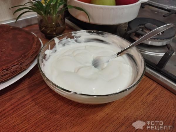 Рецепт: Блинный торт с творожным кремом - протёртая черная смородина, шоколадная глазурь, орехи и много эмоций