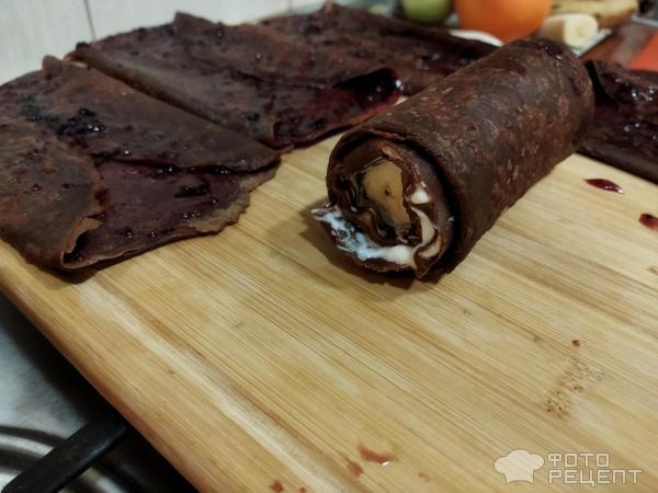 Рецепт: Блинный торт с творожным кремом - протёртая черная смородина, шоколадная глазурь, орехи и много эмоций