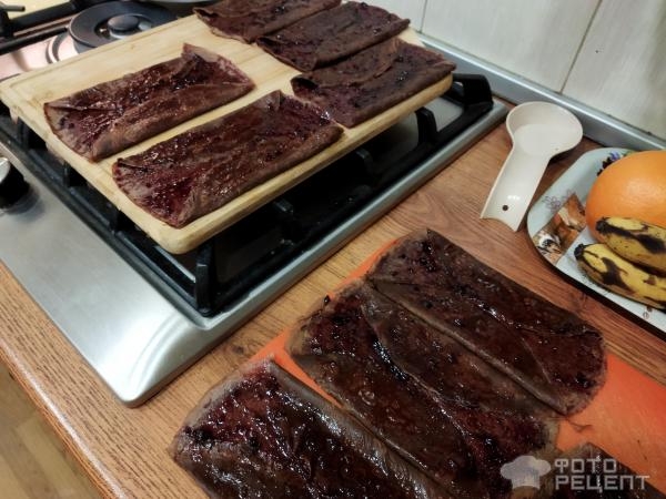 Рецепт: Блинный торт с творожным кремом - протёртая черная смородина, шоколадная глазурь, орехи и много эмоций