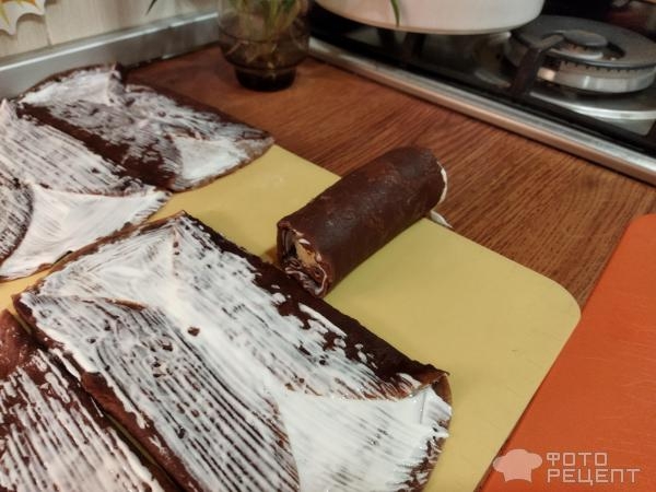 Рецепт: Блинный торт с творожным кремом - протёртая черная смородина, шоколадная глазурь, орехи и много эмоций