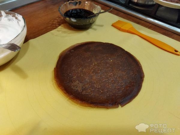 Рецепт: Блинный торт с творожным кремом - протёртая черная смородина, шоколадная глазурь, орехи и много эмоций