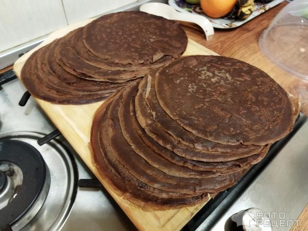 Рецепт: Блинный торт с творожным кремом - протёртая черная смородина, шоколадная глазурь, орехи и много эмоций