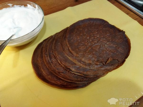 Рецепт: Блинный торт с творожным кремом - протёртая черная смородина, шоколадная глазурь, орехи и много эмоций